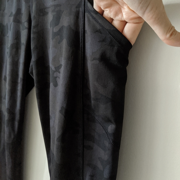 🦄 RARE Lululemon Savasana Camo Black Speed Tight - Picture 4 of 12